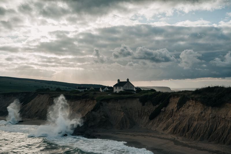 Maison au bord d'une falaise littorale en érosion