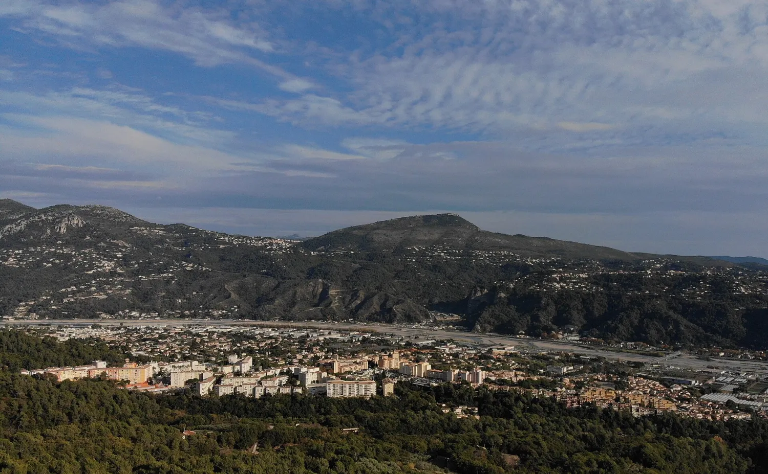 Vue de Carros (Alpes-Maritimes) — état des risques et pollutions (ERP)