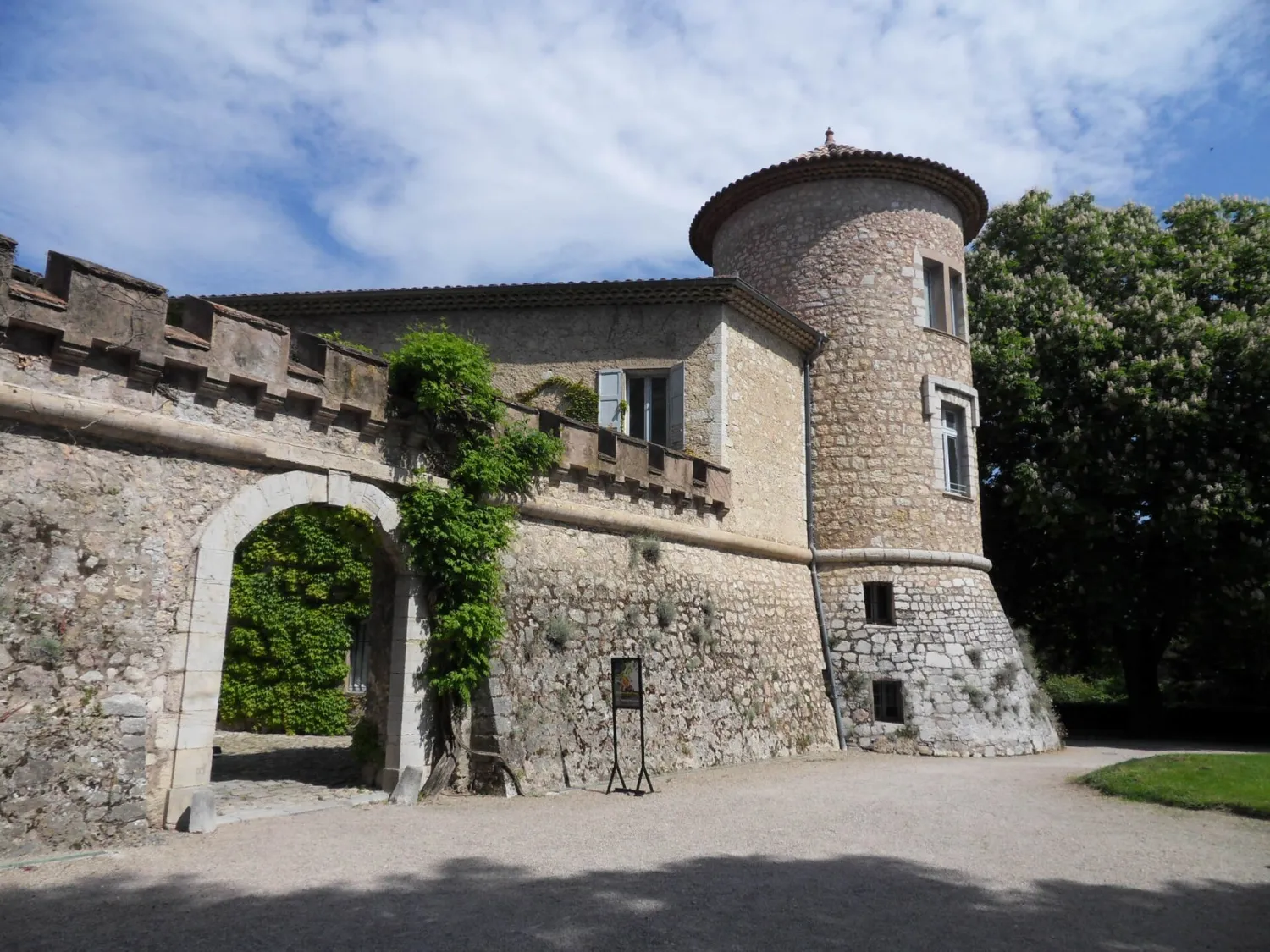 Vue de Mouans-Sartoux (Alpes-Maritimes) — état des risques et pollutions (ERP)