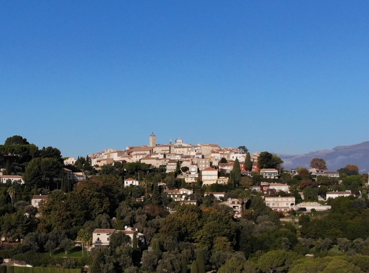 Vue de Mougins (Alpes-Maritimes) — état des risques et pollutions (ERP)