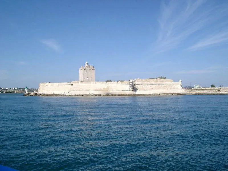 Vue de Port-de-Bouc (Bouches-du-Rhône) — état des risques et pollutions (ERP)