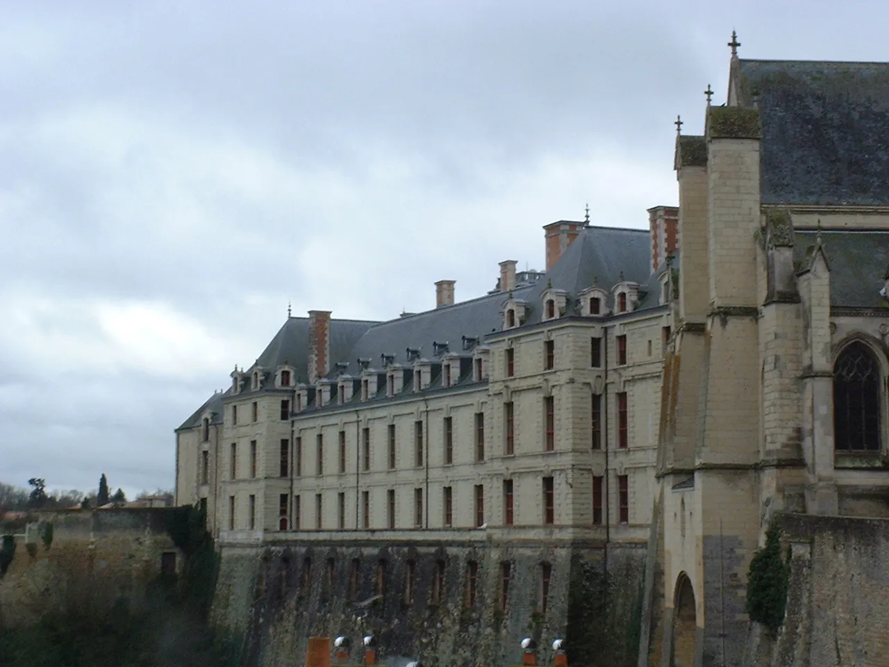 Vue de Thouars (Deux-Sèvres) — état des risques et pollutions (ERP)
